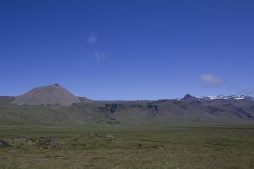 Zicht op heuvels Bjarnafoss.